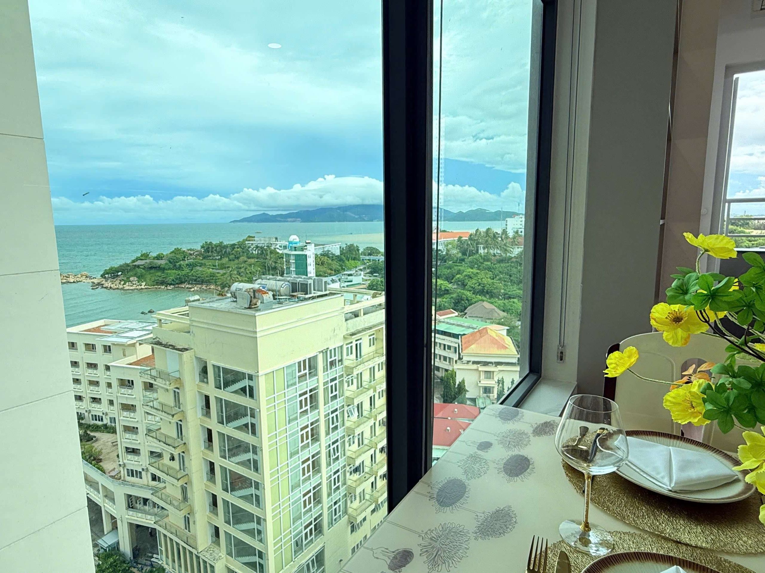 Căn góc 18 Mường Thanh Viễn Triều Tầng 14 Tòa OC2A. View biển Hòn Chồng, Đẹp và Mới 100%