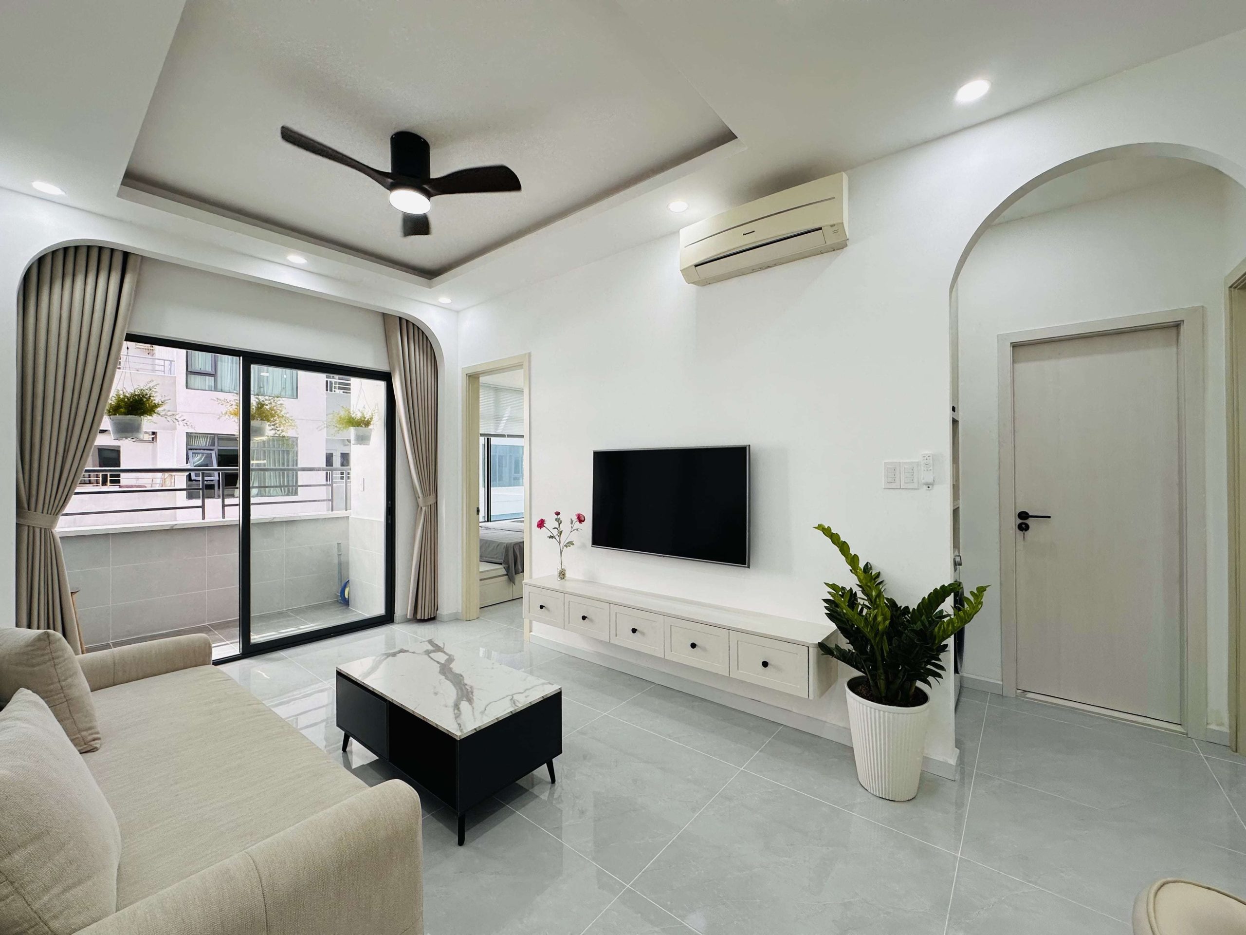 ban cong va phong khach Can ho 22 Muong Thanh Vien Trieu Tang 17 Toa OC1B scaled